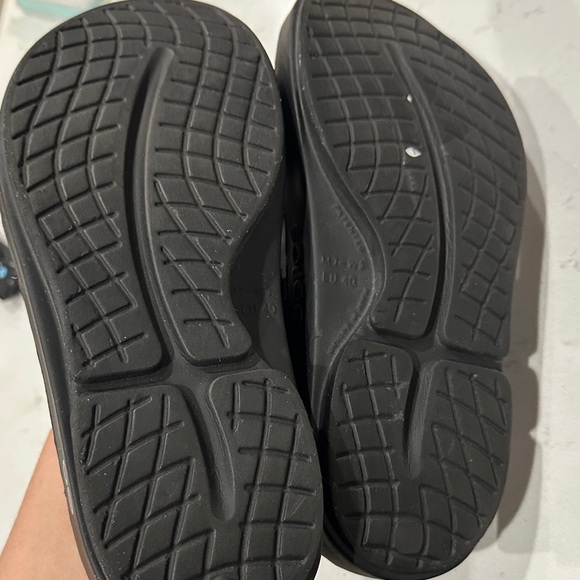 OOFOS Black Recovery Sandals - Picture 4 of 4